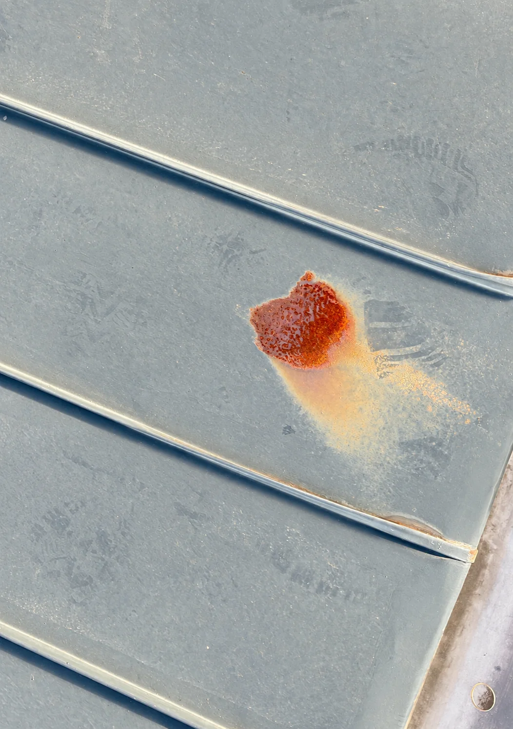屋根の赤錆腐食が見られる実際の写真
