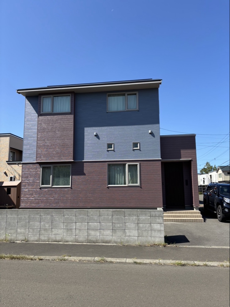 外壁と屋根をまとめて整えた施工後イメージ
